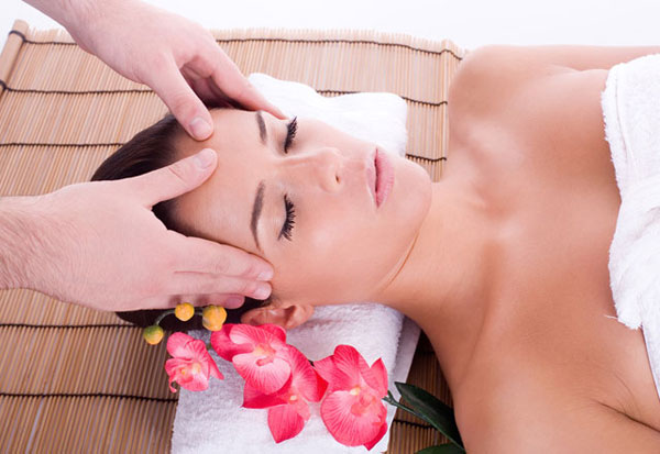 massage mat tai nha 1 - Phương pháp massage mặt chống lại lão hóa